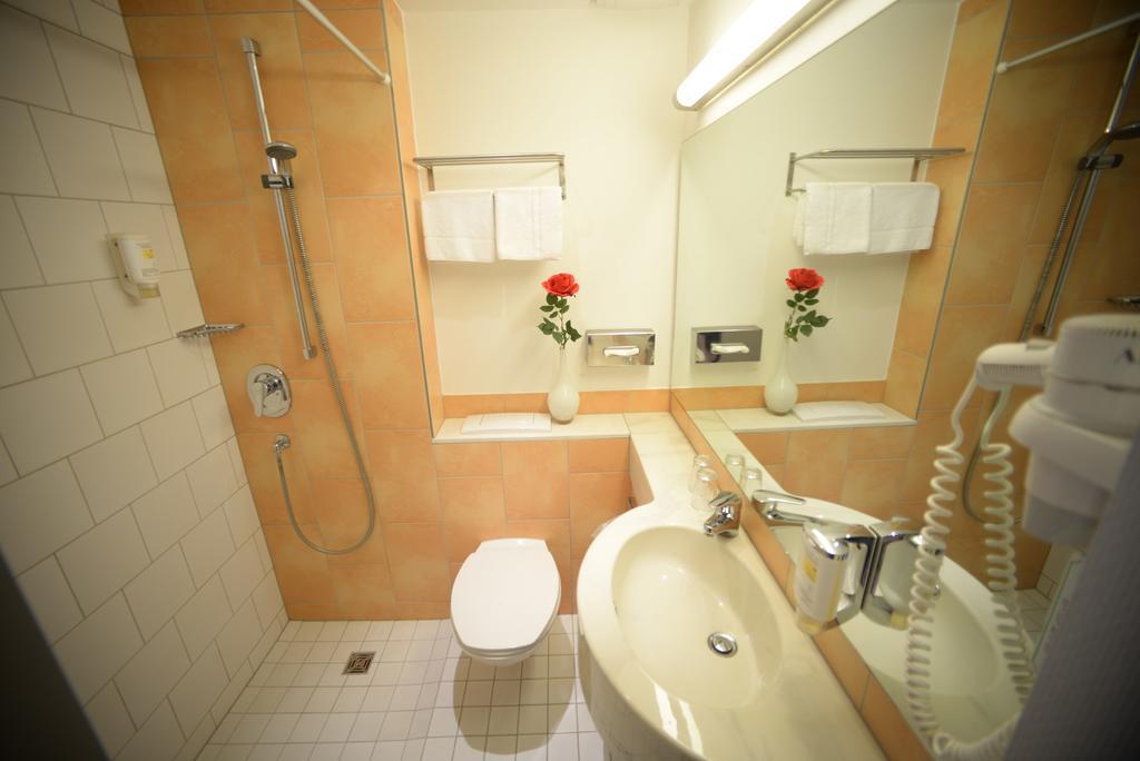 L'Escala Hotel Dreieich Ruang foto